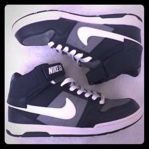 Nike boys leather shoes like new size 5Y